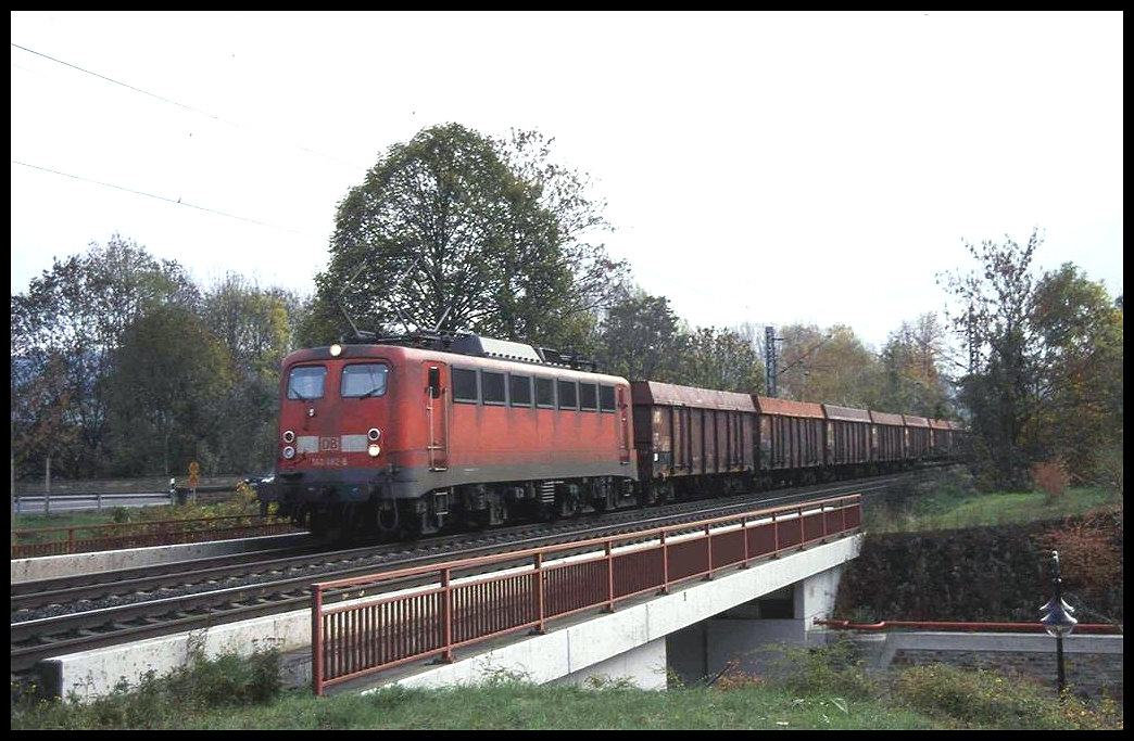140682 kommt hier am 1.11.2004 um 11.57 Uhr mit einem Ganzzug in Richtung Bonn um 11.57 Uhr durch Bad Breisig.