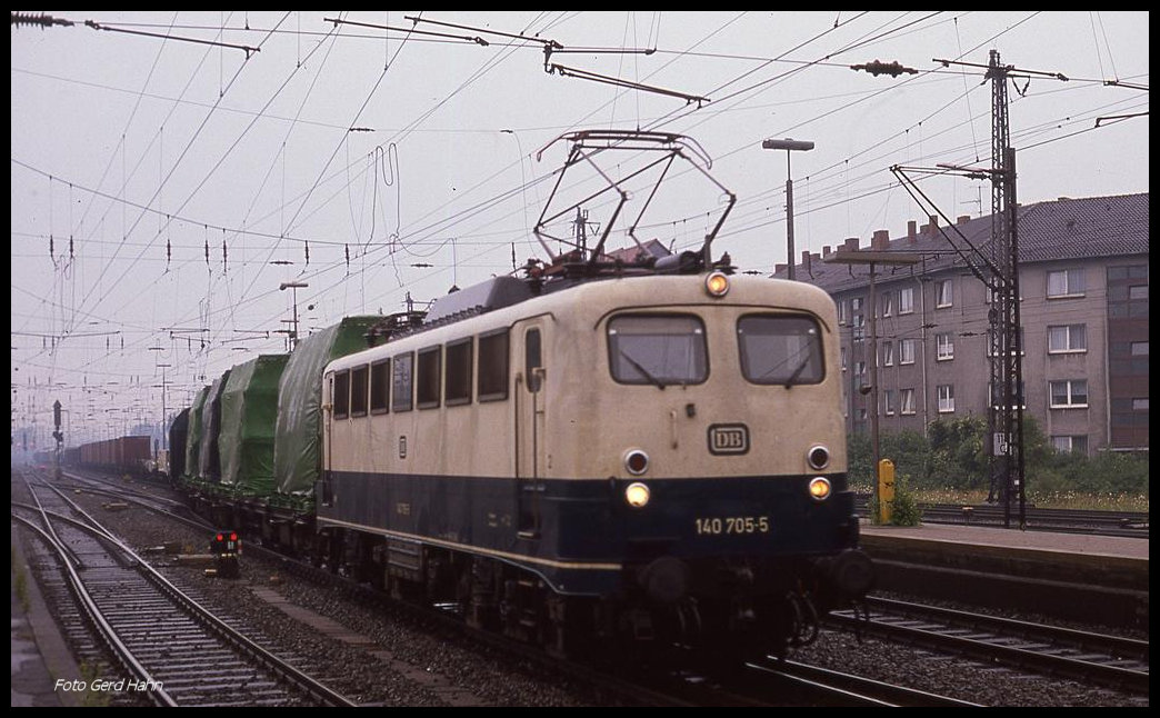140705 kommt am 23.7.1989 um 11.43 Uhr aus Richtung Bremen in den HBF Osnabrück und ist mit einem Güterzug in Richtung Münster unterwegs.