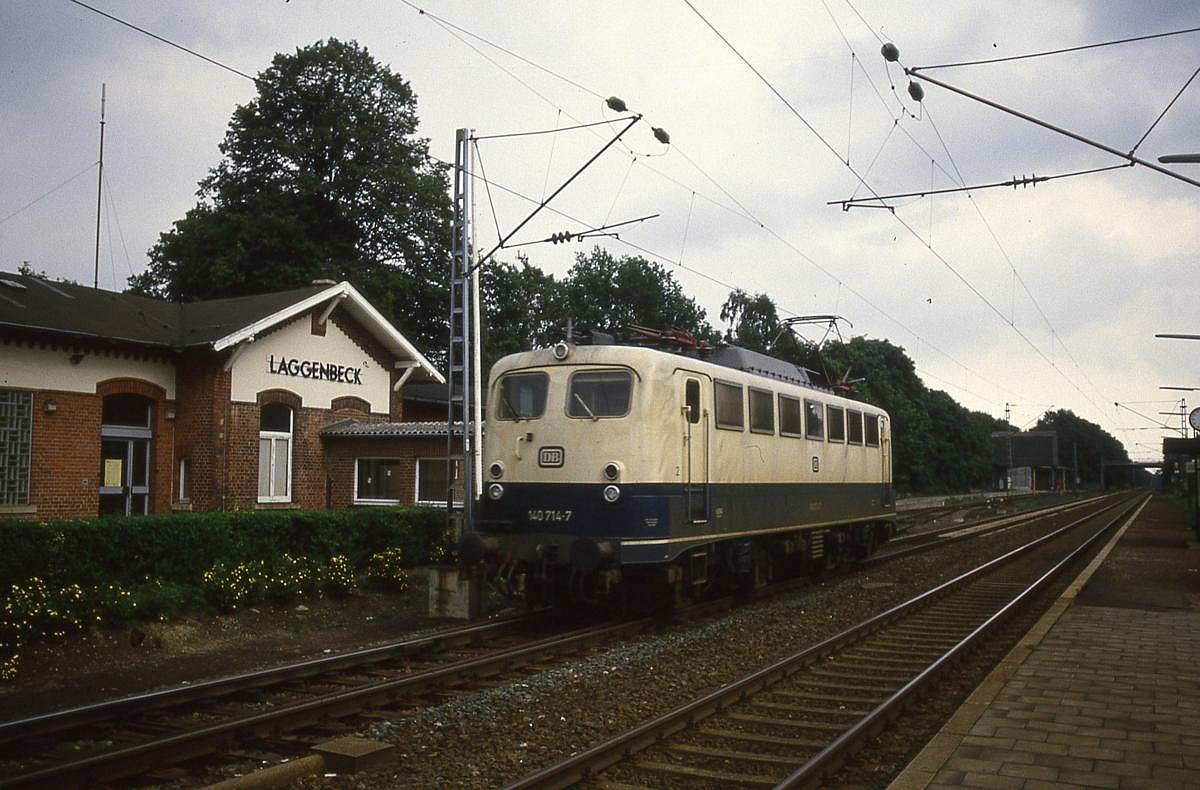 140714 passiert am 7.9.1987 um 15.30 Uhr solo das damals noch intakte Bahnhofsgebäude in Ibbenbüren Laggenbeck. Die Lok war in Richtung Rheine unterwegs.