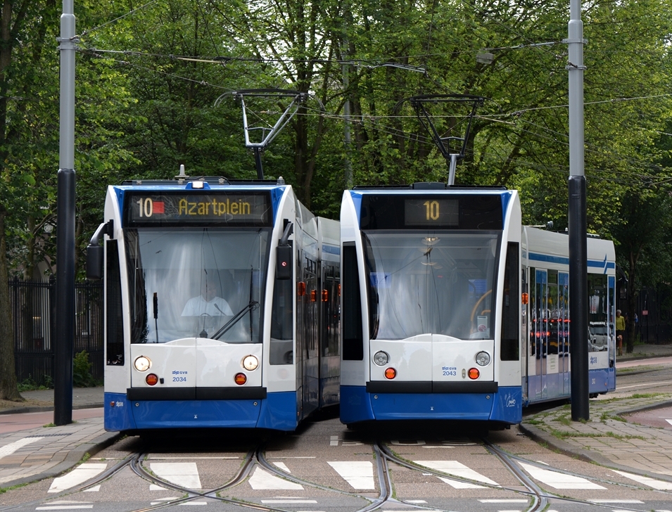 14.07.2017, Amsterdam, Sarphaistraat. Zwei Siemens Combino Straßenbahnen #2034 und #2043 auf der Linie 10.