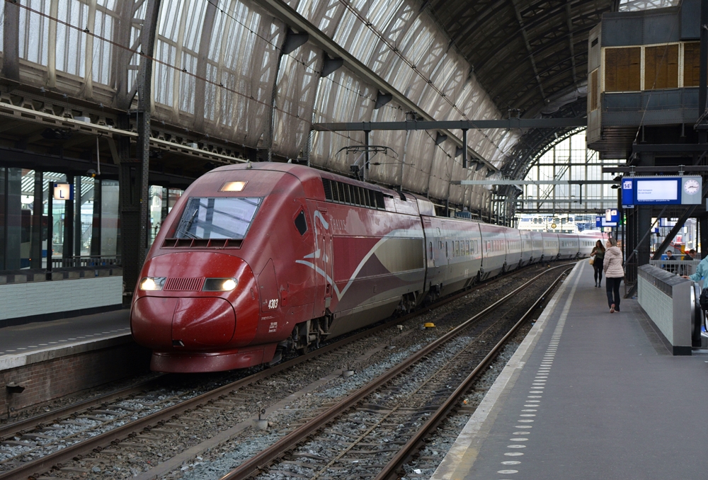 14.07.2017, Bahnhof Amsterdam Centraal. TGV Thalys PBKA (TGV 43000) verlässt den Bahnhof.
