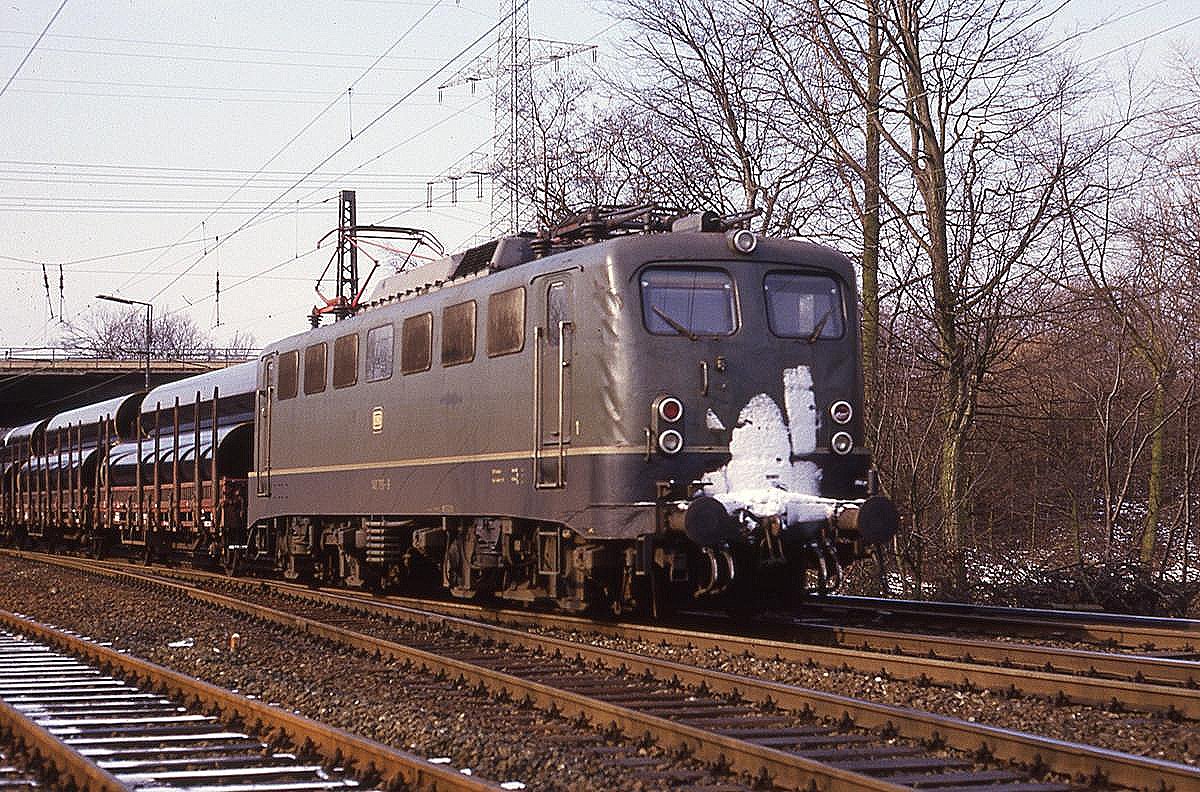 140751 mit Röhren am 20.3.1987 um 9.32 Uhr durch Osnabrück Hörne in Richtung Norden. Sie trägt noch die Spuren eines Schneeschauers.