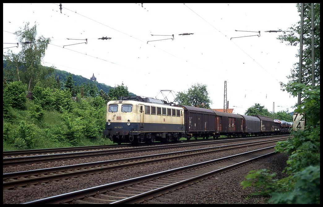 140752 ist hier am 25.5.1997 um 13.50 Uhr in Höhe der Porta Westfalica mit einem Güterzug in Richtung Bielefeld unterwegs.