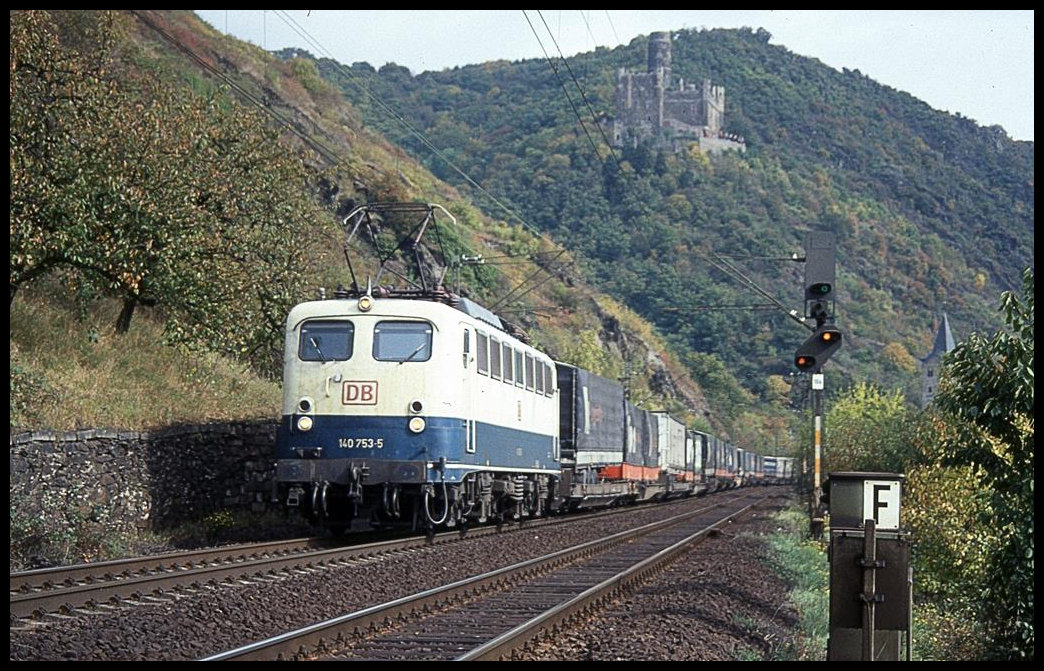 140753-5 ist hier mit einer rollenden Landstraße unterhalb der Burg Maus auf der rechtsrheinischen Strecke in Richtung Köln unterwegs.