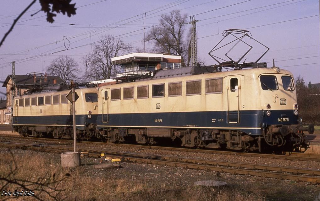 140767 und 140762 haben am 21.2.1989 einen schweren Erzzug für das Stahlwerk in Georgsmarienhütte nach Hasbergen gebracht. Als Lokzug fahren sie hier vor dem Stellwerk in Hasbergen um 10.35 Uhr ins BW nach Osnabrück.