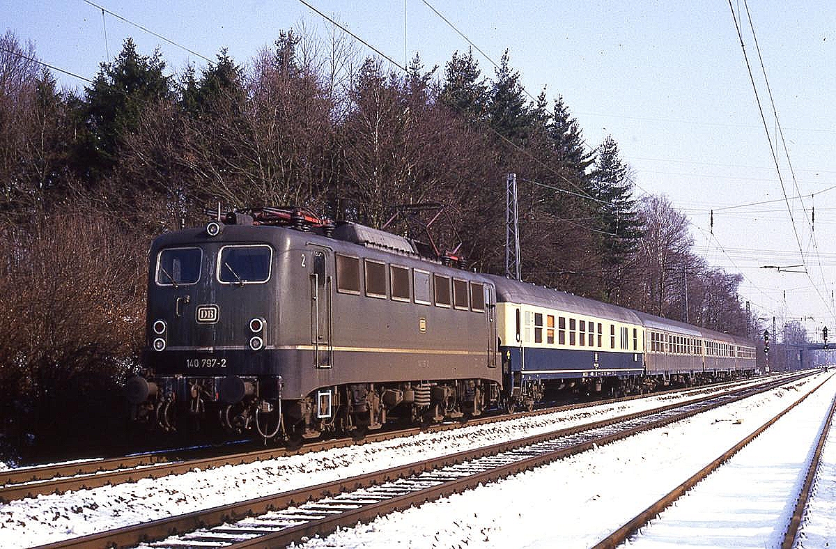 140797 ist hier mit dem N 3378 im späten Winter am 21.3.1987 um 10.27 Uhr in Osnabrück Hörne nach Hasbergen und weiter nach Münster unterwegs.