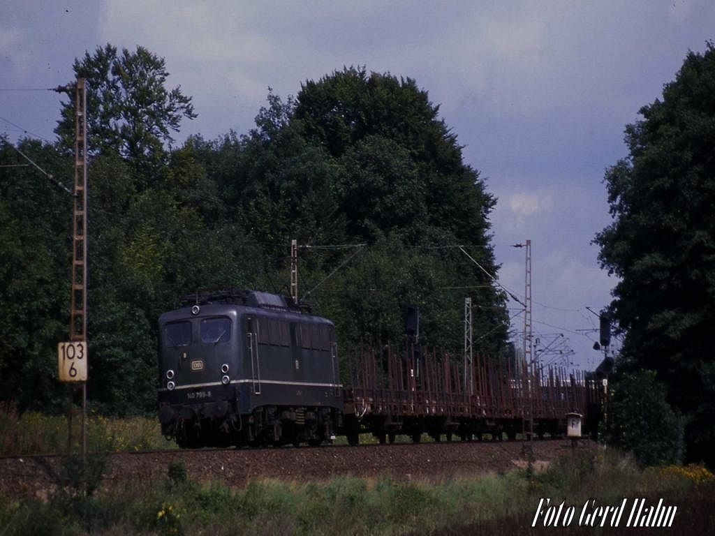 140799 am 22.8.1988 um 13.03 Uhr mit einem Rungenwagen Zug Richtung Münster bei Natrup Hagen.