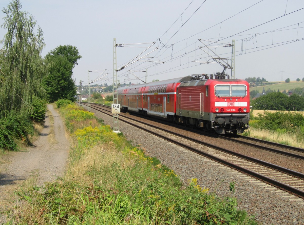 14.08.2015 11:34 DB 143 884 schiebt einen RE von Dresden Hbf nach Hof Hbf zwischen Steinpleis und Lichtentanne (Sachsen).