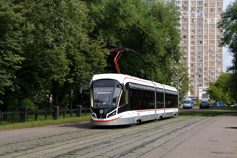 14.08.2017, Moskau (Москва), Straßenbahn des Typs 71-931М #31057 auf der Linie 25 erreicht die Endhaltestelle Ostankino (Останкино).