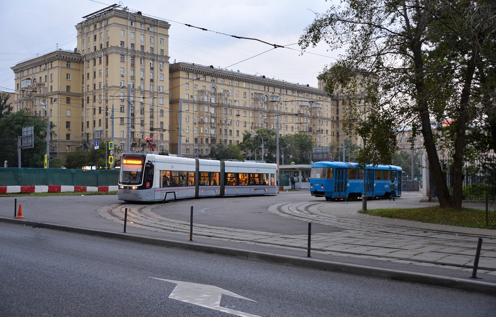 14.08.2017, Moskau, Zoi I Aleksandra Kosmodem'yanskikh Ulitsa (ул. Зои и Александра Космодемьянских). Pesa Fokstrot #3521 verlässt die Haltestelle Stantsiya Metro  Voykovskaya  (Станция метро  Войковская ).