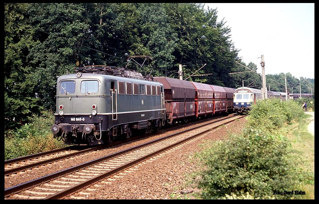 140840 ist am 5.7.1989 um 15.32 Uhr bei Osnabrück - Atter mit einem Güterzug in Richtung Rheine unterwegs und begegnet dem Nahverkehrszug nach Osnabrück.