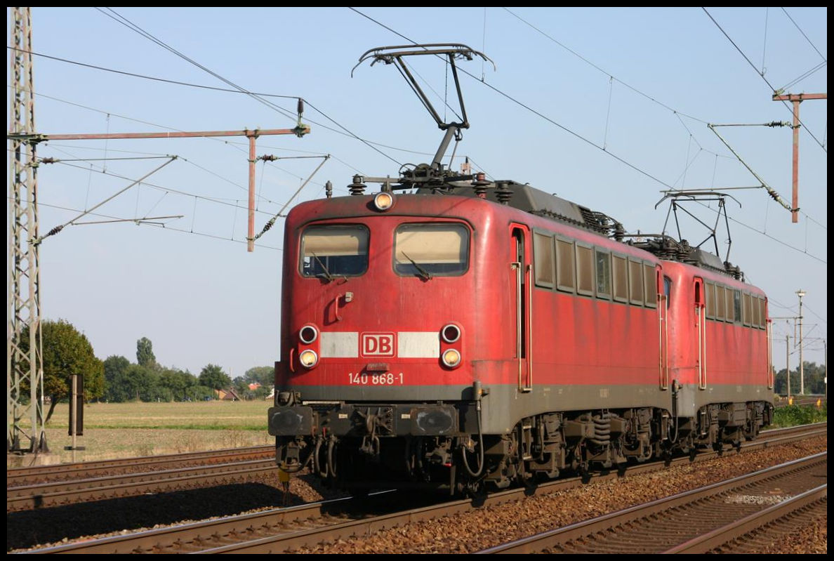 140868 kommt hier am 12.9.2006 bei Dedensen mit einer Schwester Lokomotive in Richtung Minden vorbei.