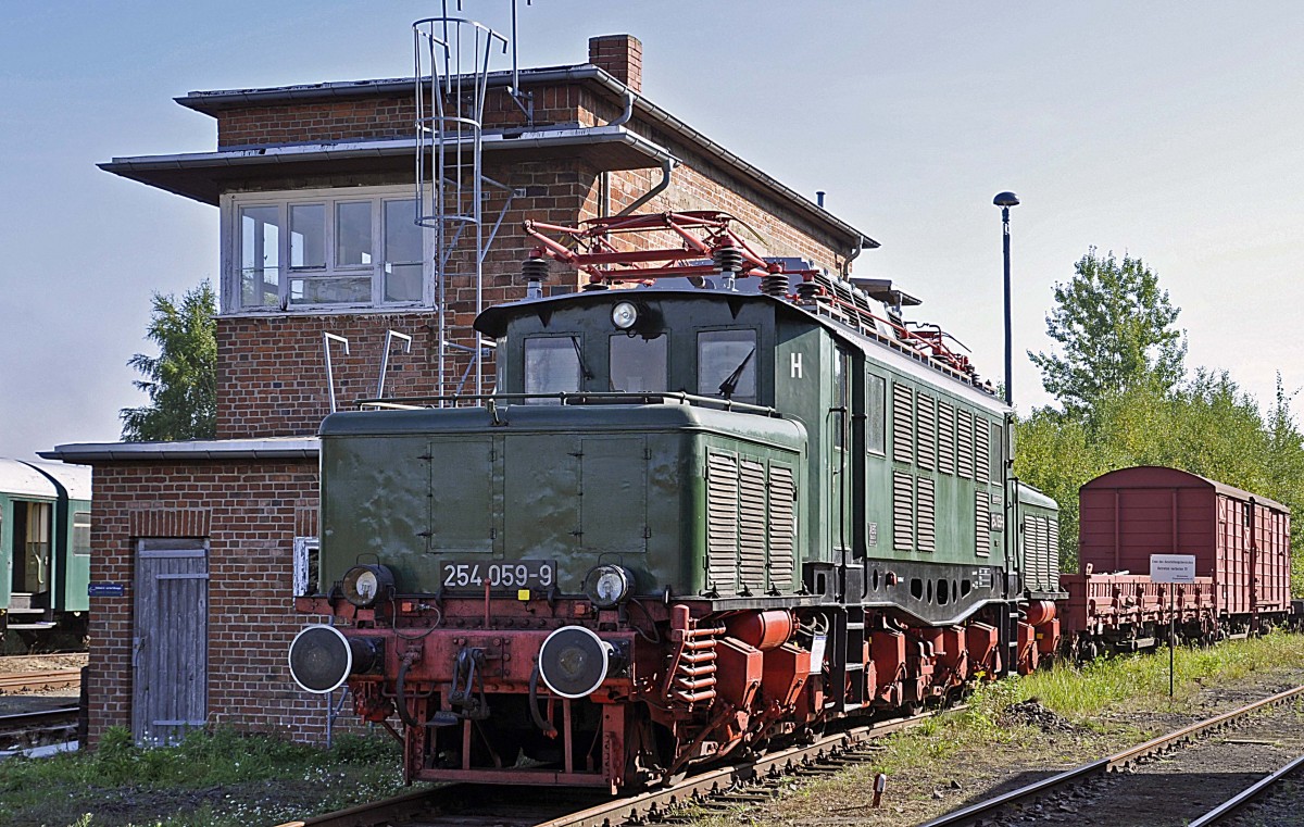 14.09.2013 Chemnitz-Hilberdorf Heizhausfest; immer wieder ein Bild wert: die Baureihe E 94