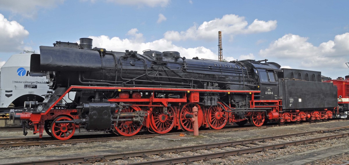 14.09.2013 Chemnitz-Hilbersdorf Heizhausfest; bei der ausgestellten 41 1225-6 ergibt sich die Frage: noch in der Wiederaufbauphase oder schon Ersatzteilspender ?