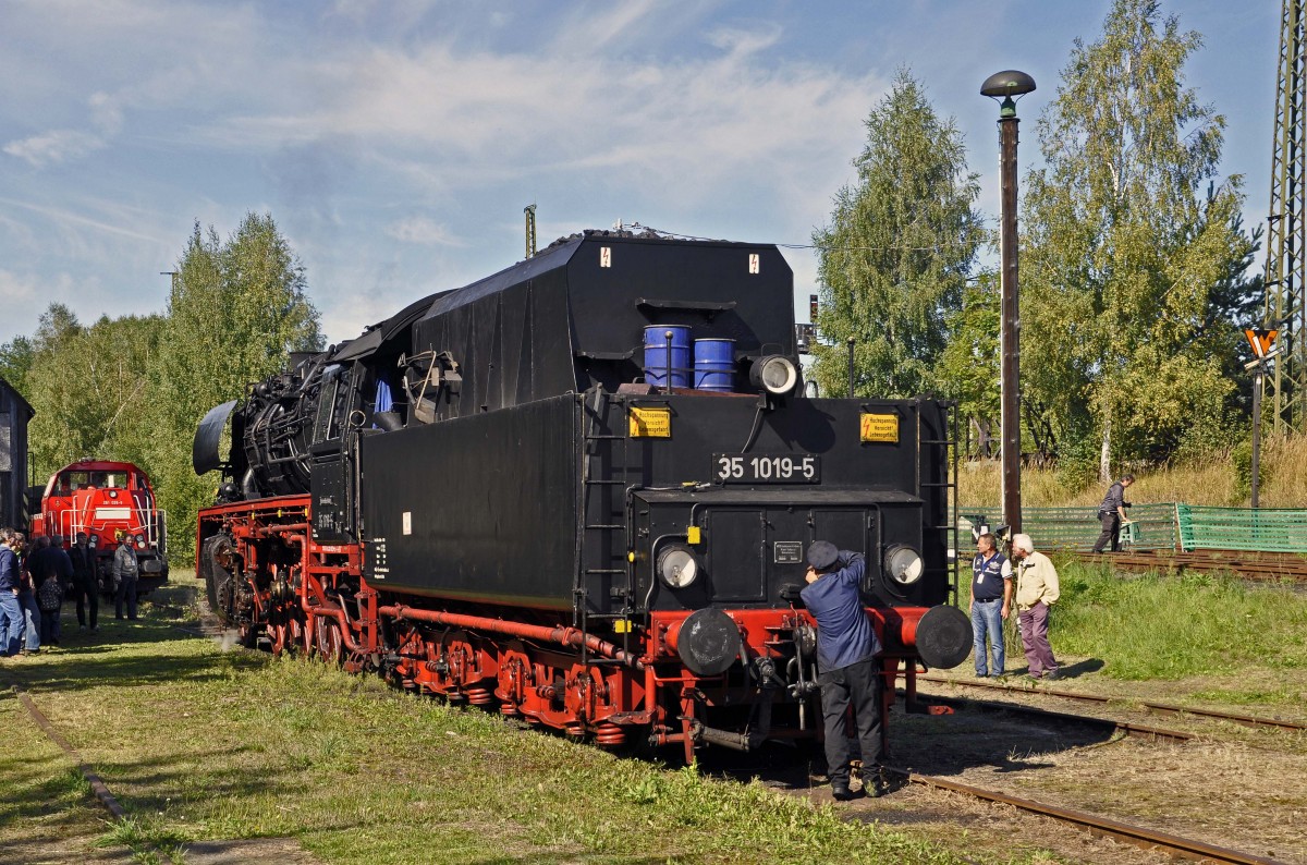 14.09.2013 Chemnitz-Hilbersorf Heizhausfest; die 35 1019-5 und ihr Personal haben sich auch mal eine Pause verdient