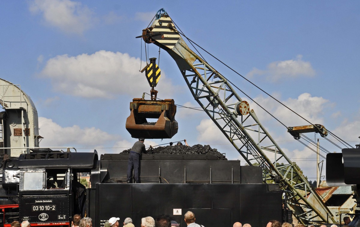 14.09.2013 Chemnitz-Hilbersorf Heizhausfest; Das Bekohlen der 03 1010-2 wird interessiert beobachtet