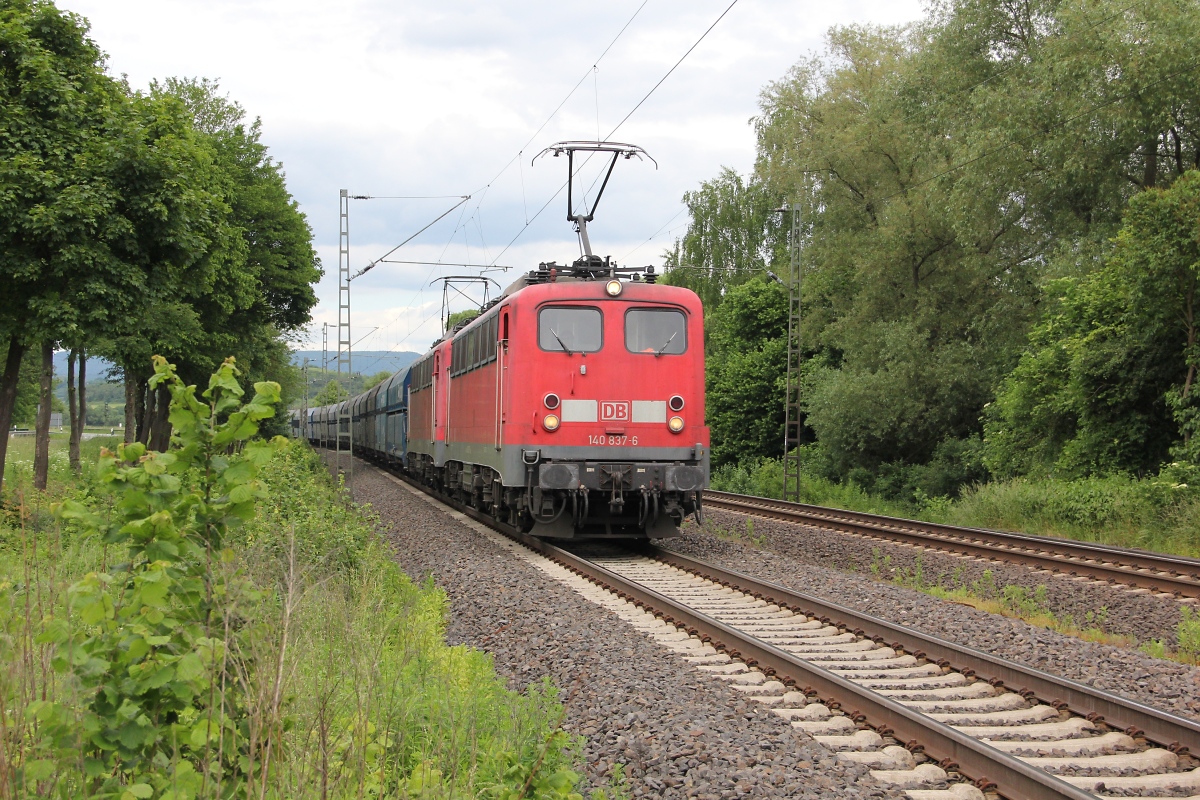 140er Doppeltraktion, 140 837-6 fhrend, mit PKP Kohlezug in Fahrtrichtung Sden. Aufgenommen in Wehretal-Reichensachsen am 14.06.2013.