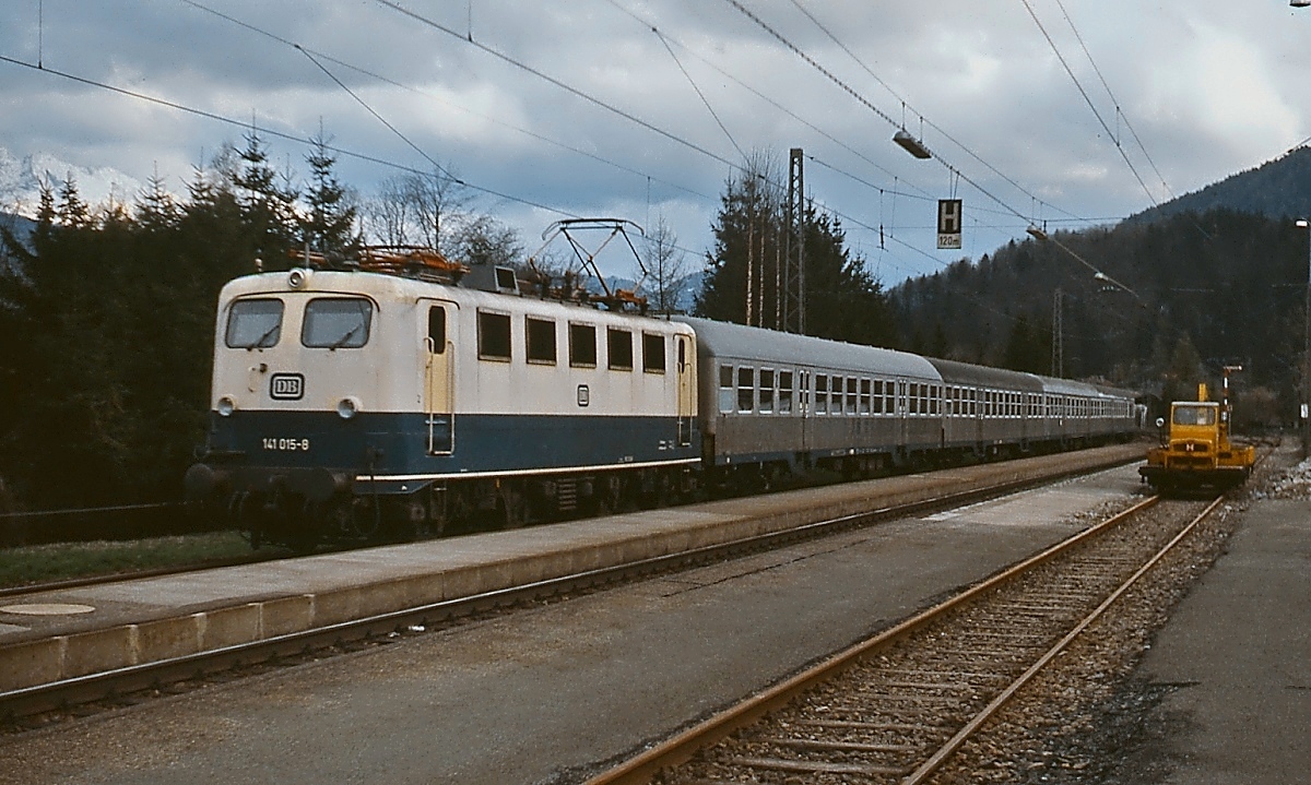 141 015-8 im Dezember 1979 vor einem Nahverkehrszug nach München im Bahnhof Kochel