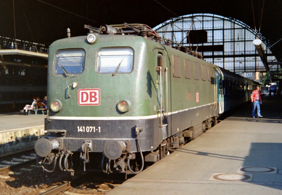 141 071 mit SE 6435 (Emden–Bremen) am 09.08.1997 in Bremen Hbf