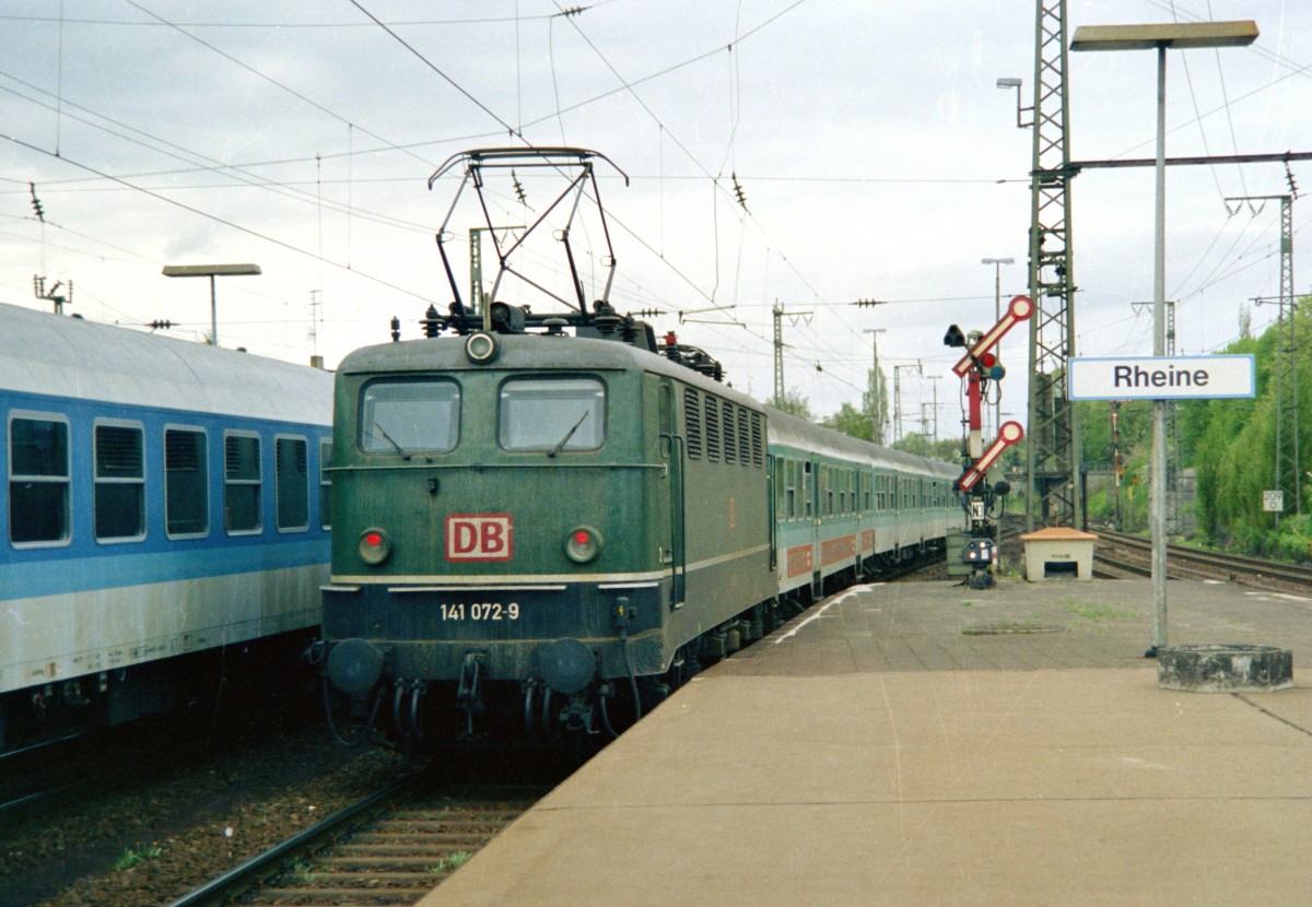 141 072 mit RE 3277 (Mnster [Westf] Hbf–Emden Hbf) am 04.05.1996 in Rheine