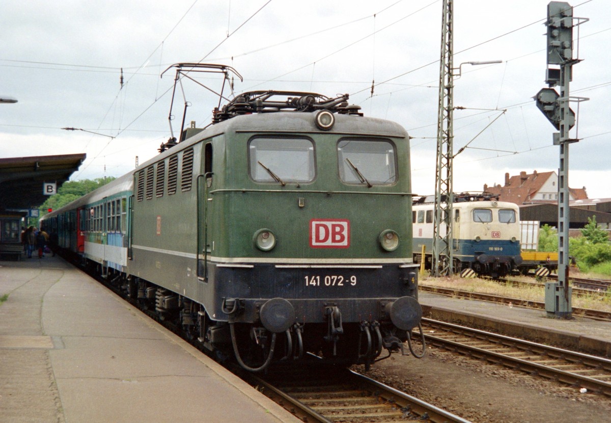 141 072 mit RE 5521 (Uelzen–Gttingen) am 23.06.1996 in Uelzen; rechts im Hintergrund 110 169