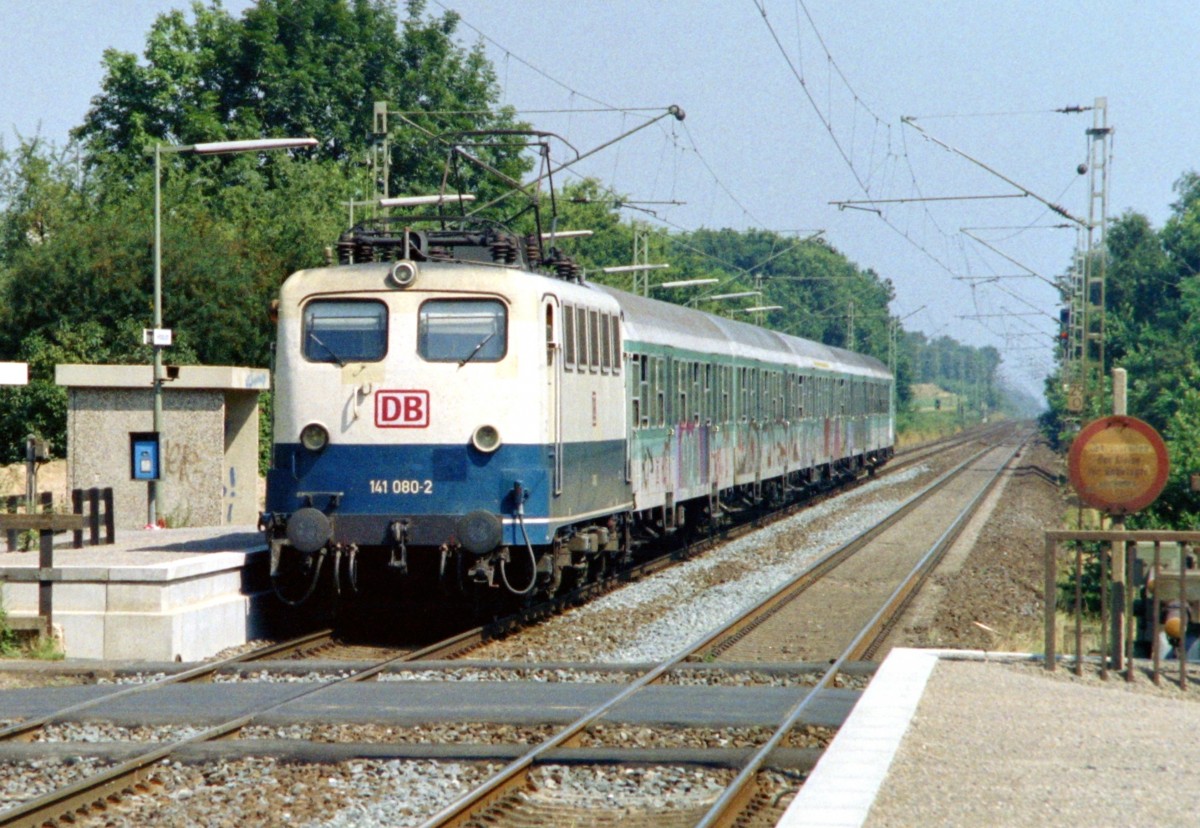 141 080 mit RE 3916 (Uelzen–Bielefeld Hbf) am 21.07.1995 in Otze