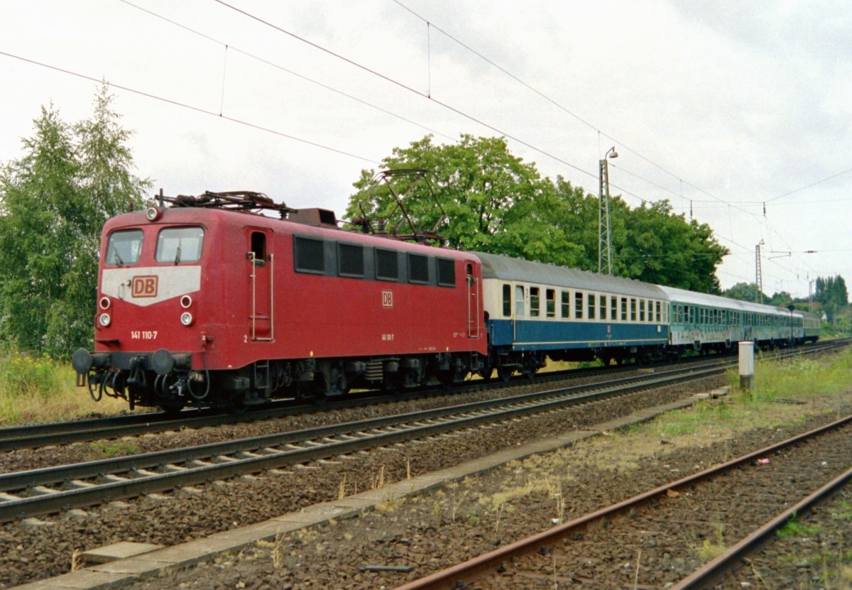 141 110 mit RE 5521 (Uelzen–Gttingen) am 28.07.1995 in Sarstedt