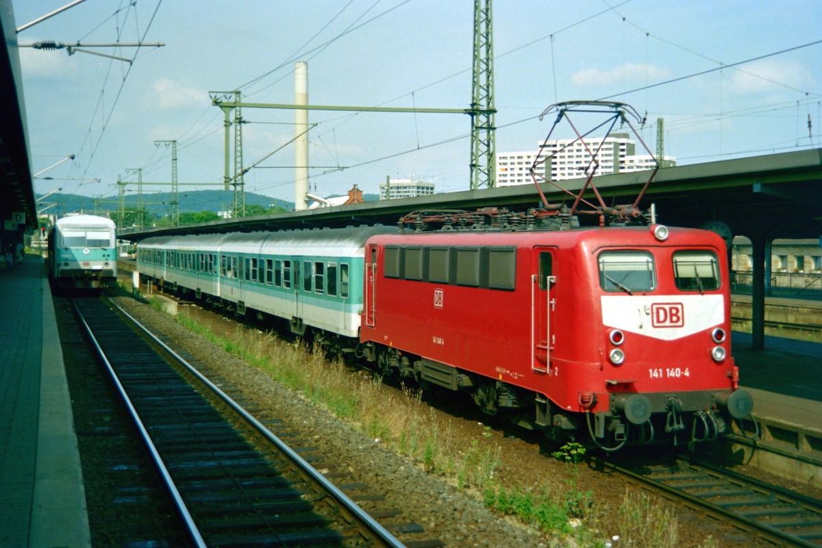 141 140 mit RB 98927 (Gttingen–Kassel) am 16.08.1998 in Gttingen