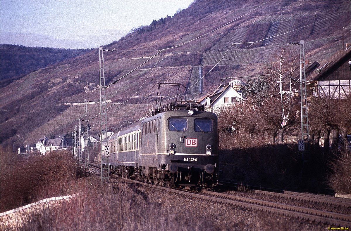 141 142 mit N 6189 (Kestert - Wiesbaden) bei Lorch/Rhein - 13.01.1995