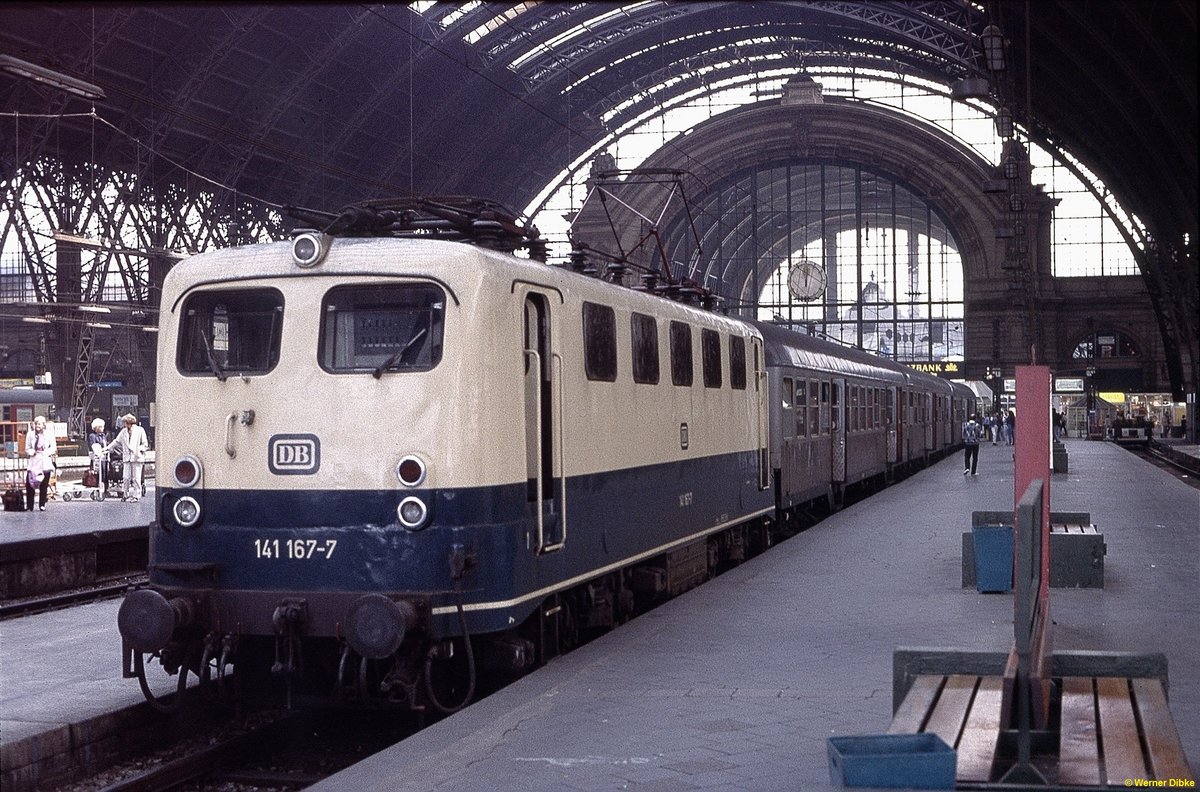 141 167 vor N 7149 nach Darmstadt im Hbf. Frankfurt/Main - 17.06.1990