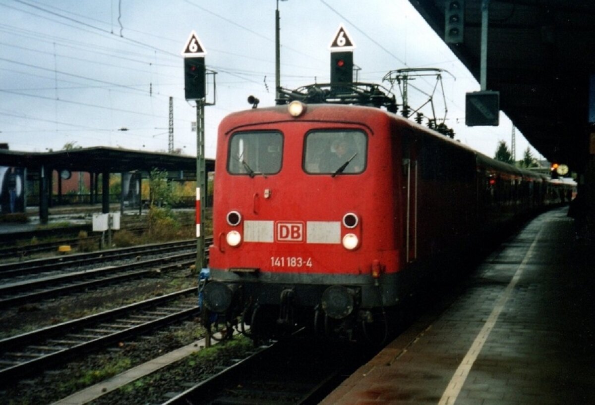 141 183 steht abfahrbereit in Rheine mit ihrem Zug nach Münster, Oktober 2005