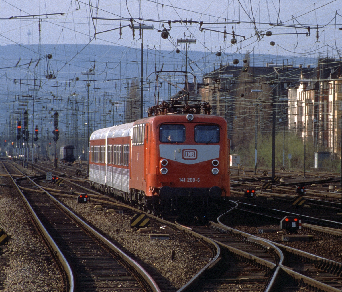 141 200, IC  Wiesbaden-City , Mainz Hbf, Mai 1989.  