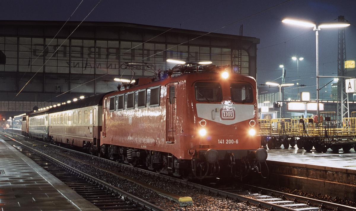 141 200 mit  Wiesbaden-City  in Mainz Hbf, 22.1.1989.