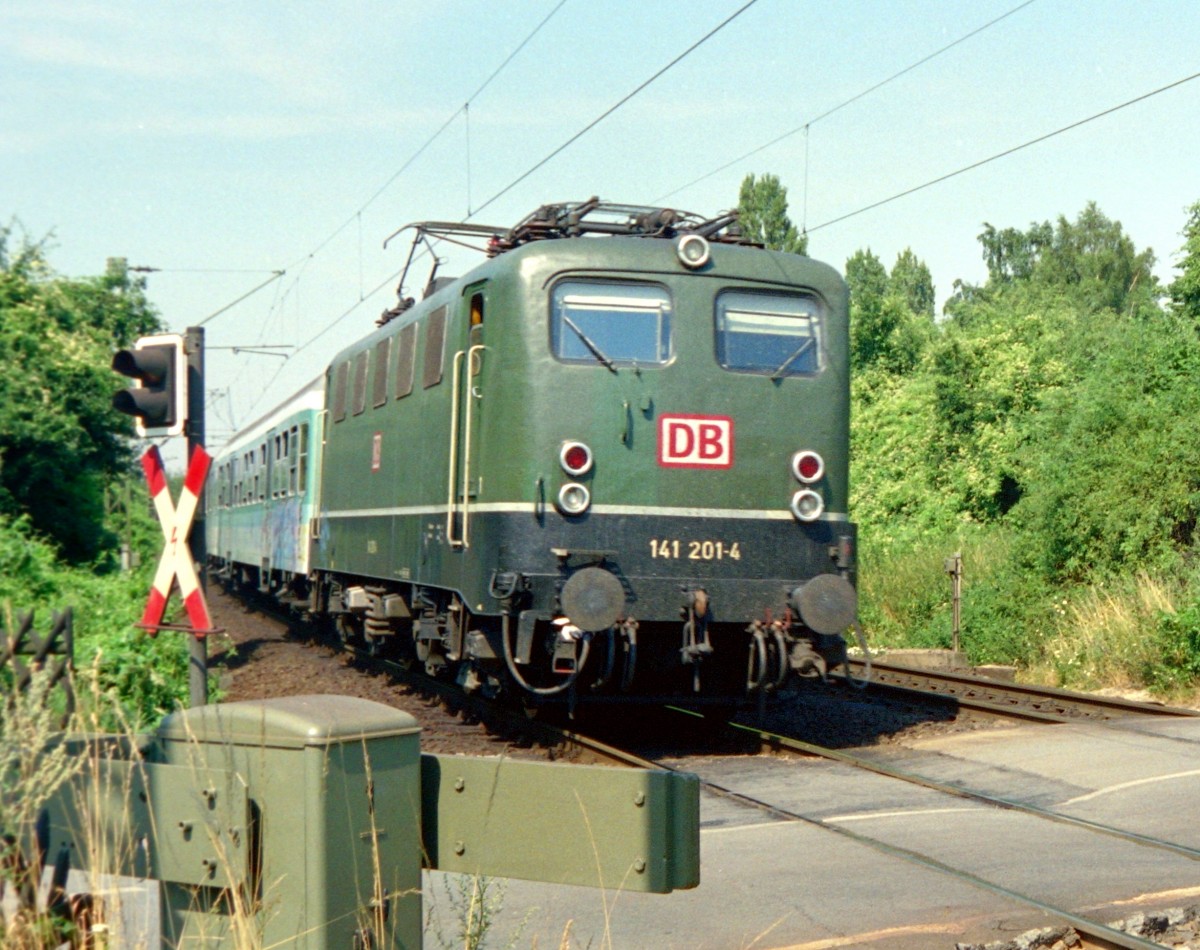 141 201 mit N 4131 (Minden–Hildesheim) am 25.07.1994 auf dem Bahnbergang westlich von Anderten-Misburg; neben den beiden Fernbahngleisen Hannover–Lehrte(–Wolfsburg/Braunschweig) liegt hier inzwischen das Gleispaar der S-Bahn-Strecke Hannover–Lehrte.