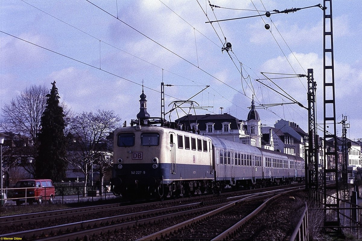 141 227 mit N 6154 (Wiesbaden - Koblenz) in Rüdesheim/Rhein - 27.02.1995