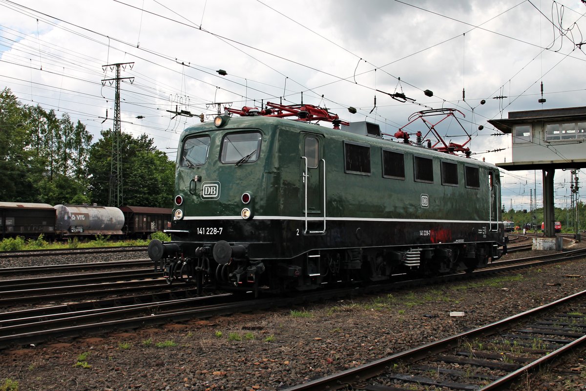 141 228-7 am 18.06.2016 vom Eisenbahnmuseum Darmstadt-Kranichstein auf der Fahrzeugparade des Sommerfestes vom DB Museum in Koblenz Lützel und zeigte sich den Zuschauern.