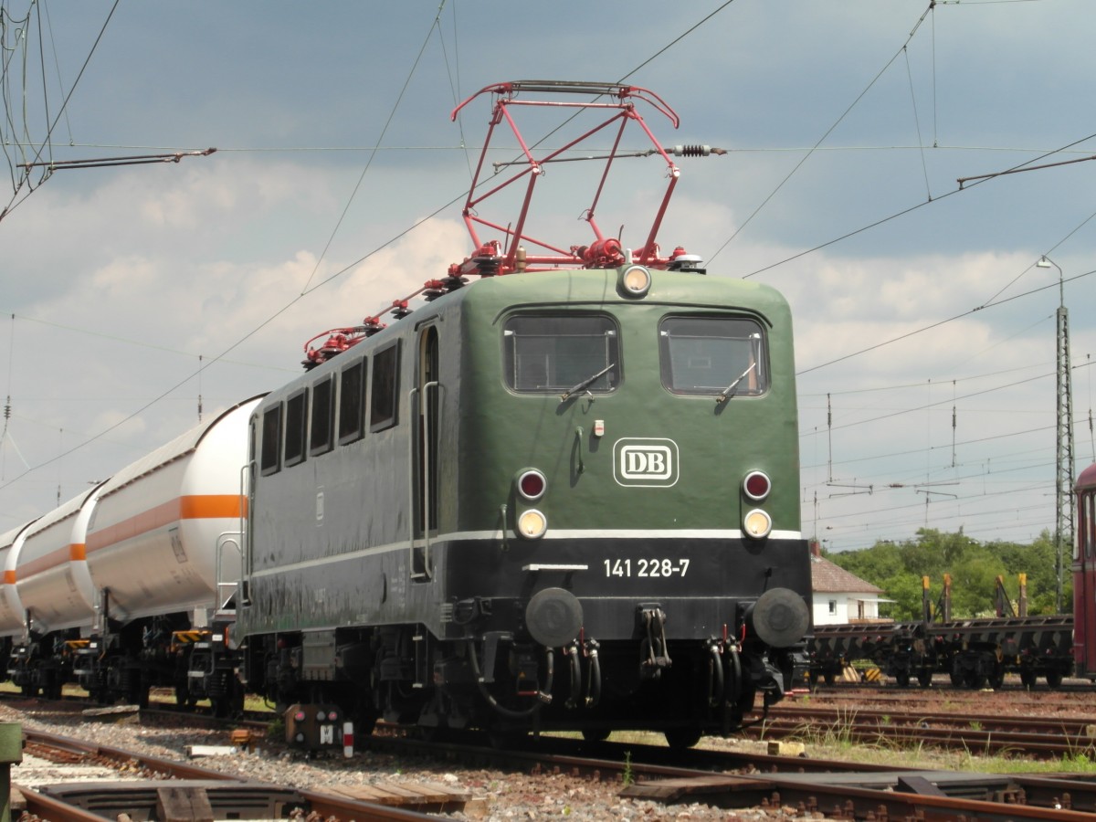 141 228 von der DME Darmstadt sonnt sich bei den Bahnwelt-Tagen am 01.06.2014 in Darmstadt-Kranichstein. Sie ist als Dauerleihgabe der DB in Darmstadt im Einsatz.