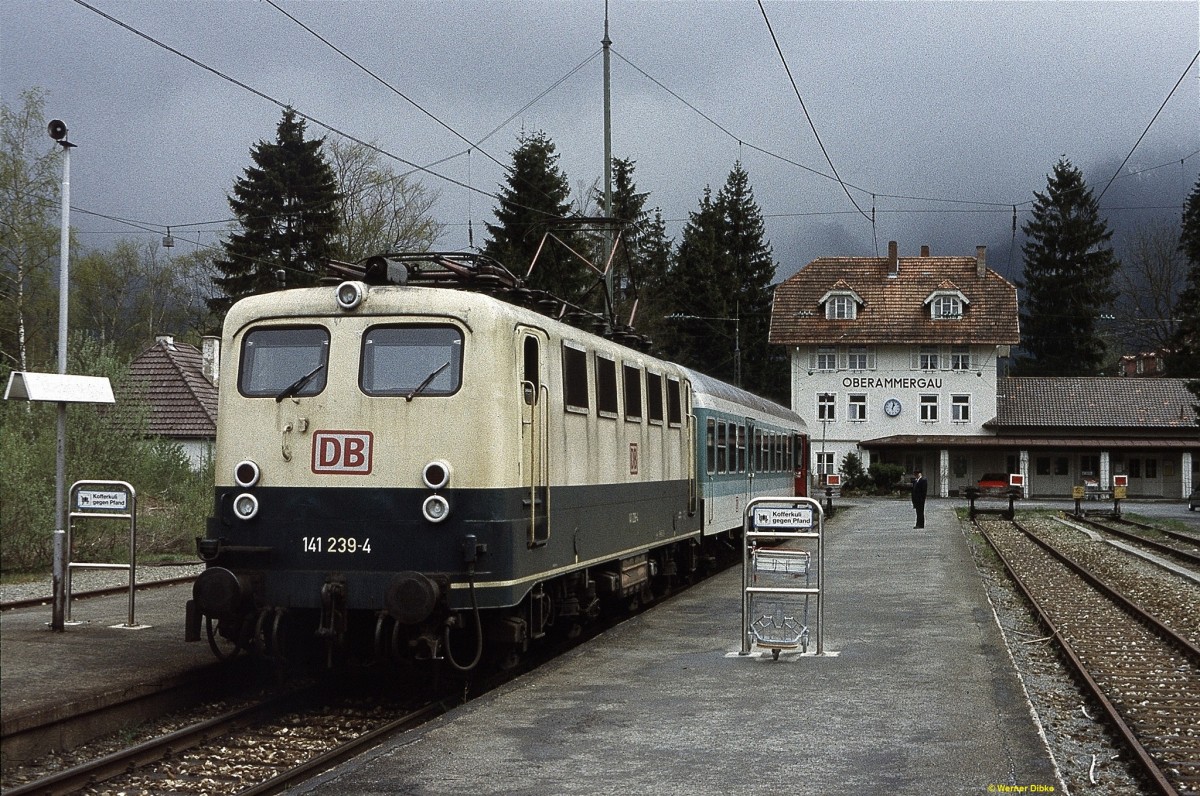 141 239 mit RB 15118 nach Murnau im Bf. Oberammergau - 07.05.1997