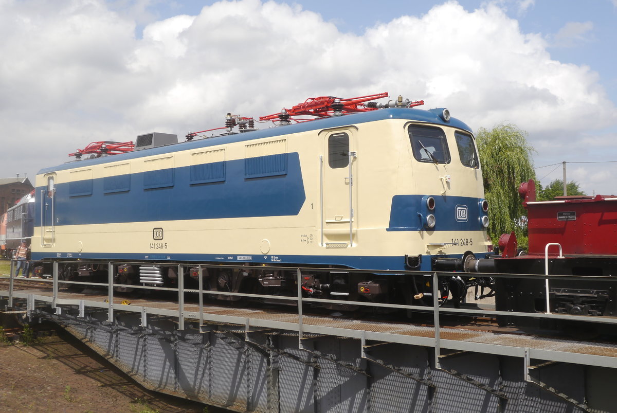 141 248 in der Karlsruher Sonderlackierung, leider ohne dir zugehörige n-Wagen-Garnitur, auf der Drehscheibe im Museumsgelände Koblenz-Lützel am 19.6.16. Es handelt sich um eine der wenigen DB-Loks mit zwei verschieden lackierten Fronten. Im Bild steht Führerstand 1 voraus.