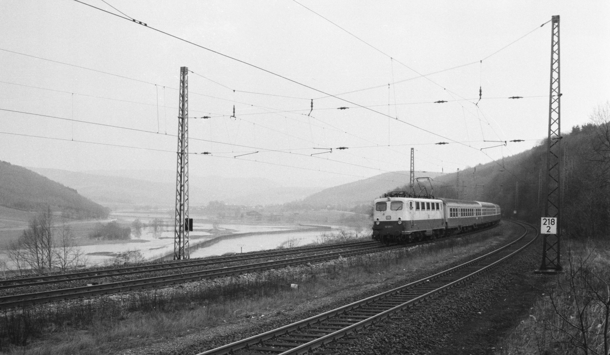 141 311 vom BW Bebra durchfährt am 3.4.1988 den für den Personenverkehr aufgelassenen, aber als Betriebsbahnhof weiter genutzten Bahnhof Oberrieden. Interessantes Detail im Hntergrund sind die vom Werrahochwasser teilweise überfluteten DDR-Grenzanlagen.