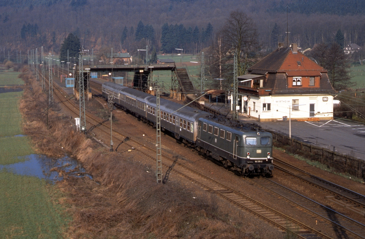 141 315 mit Nahverkehrszug nach Wächtersbach am 3.4.1988 in Wirtheim.