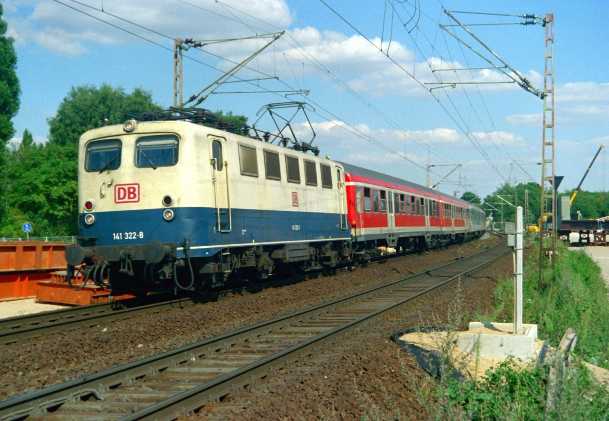 141 322 mit SE 94325 (Celle–Lehrte–Hannover) am 29.07.1999 zwischen Anderten-Misburg und Hannover Karl-Wiechert-Allee