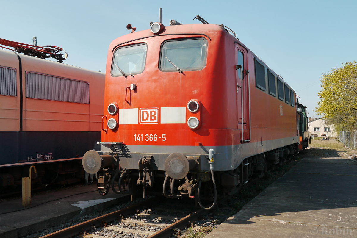 141 366-5 steht als einer der wenigen erhaltenen Loks der Baureihe 141 in DB-Museum Koblenz. 
(29.03.2014)