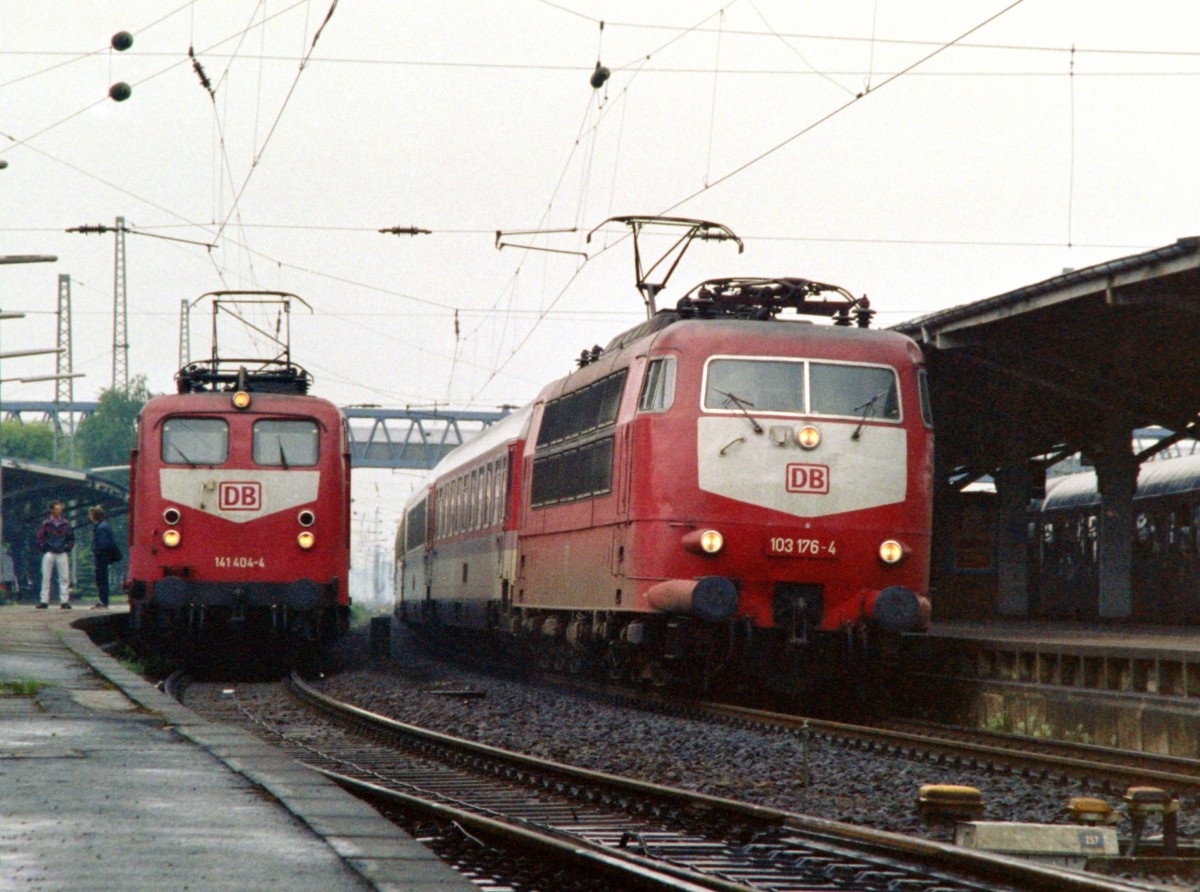 141 404 mit N 5349 (Tostedt–Hamburg) und 103 176 mit IC 524  Hanseat  (Nrnberg–Kln–Kiel) am 25.05.1994 in Buchholz (Nordheide)