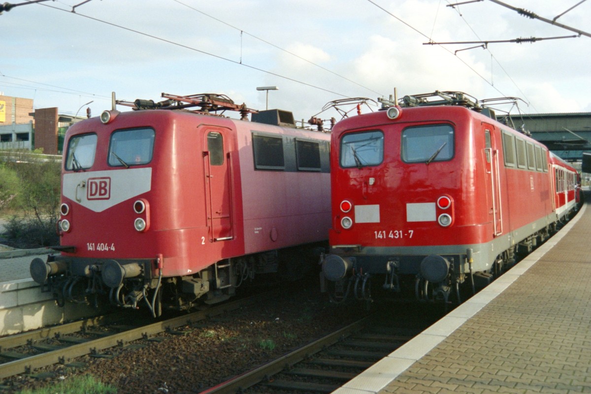 141 404 mit SE 5347 (Tostedt–Hamburg) und 141 431 mit SE 5344 (Hamburg–Tostedt) am 18.03.1998 in Hamburg-Harburg