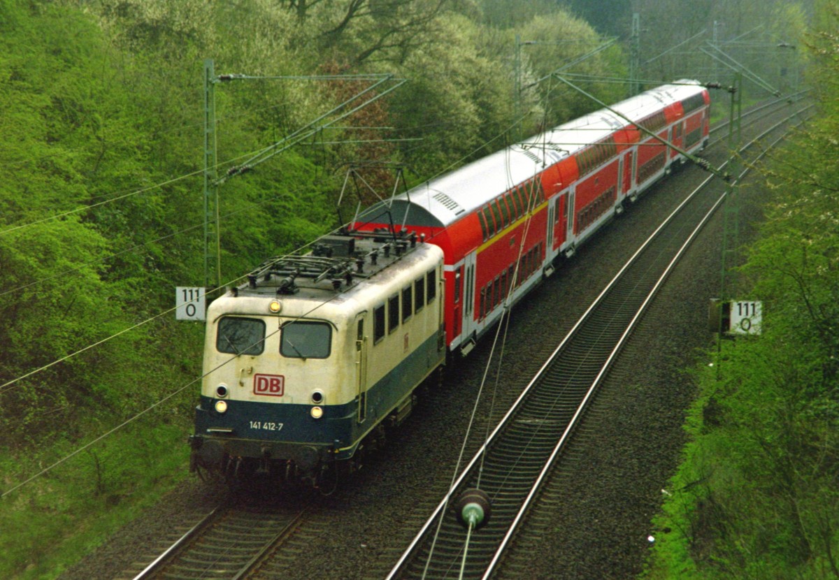 141 412 mit RE 24322 (Uelzen–Hamburg) am 20.04.2002 zwischen Bad Bevensen und Bienenbttel