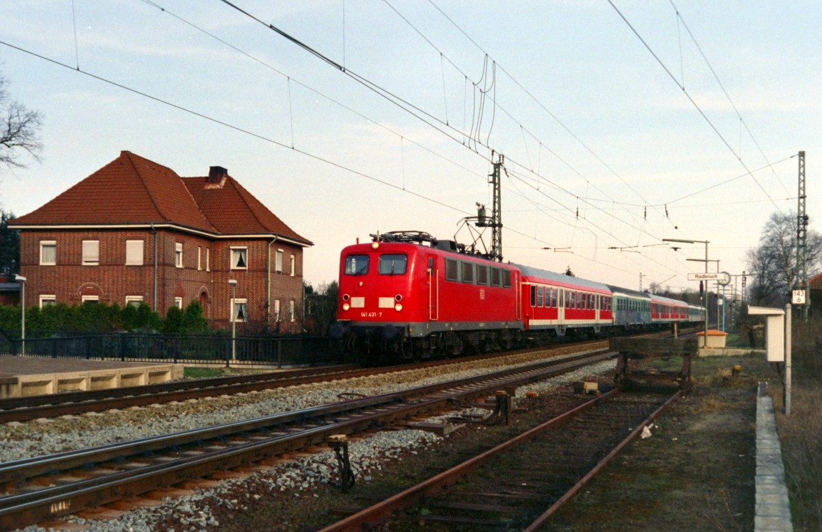 141 431 mit SE 5254 (Lneburg–Hamburg) am 25.03.1998 in Radbruch