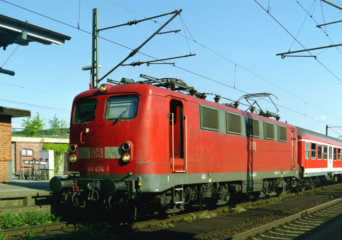 141 434 mit SE 24749 (Tostedt–Hamburg) am 19.06.2000 in Hamburg-Harburg
