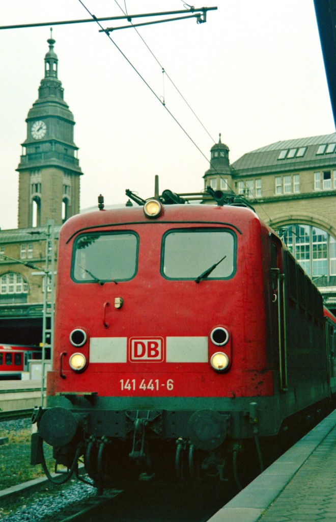 141 441 mit RE 35222 (Hamburg–Kiel) am 18.08.2003 in Hamburg Hbf