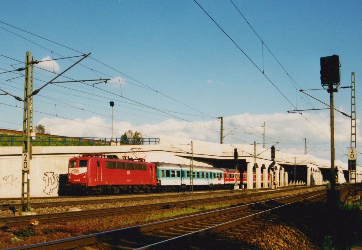 141 444 mit SE 5254 (Lneburg–Hamburg) am 15.05.1998 zwischen Meckelfeld und Hamburg-Harburg